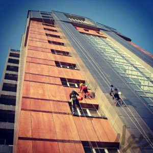 پیچ و رولپلاک کردن سنگ نما